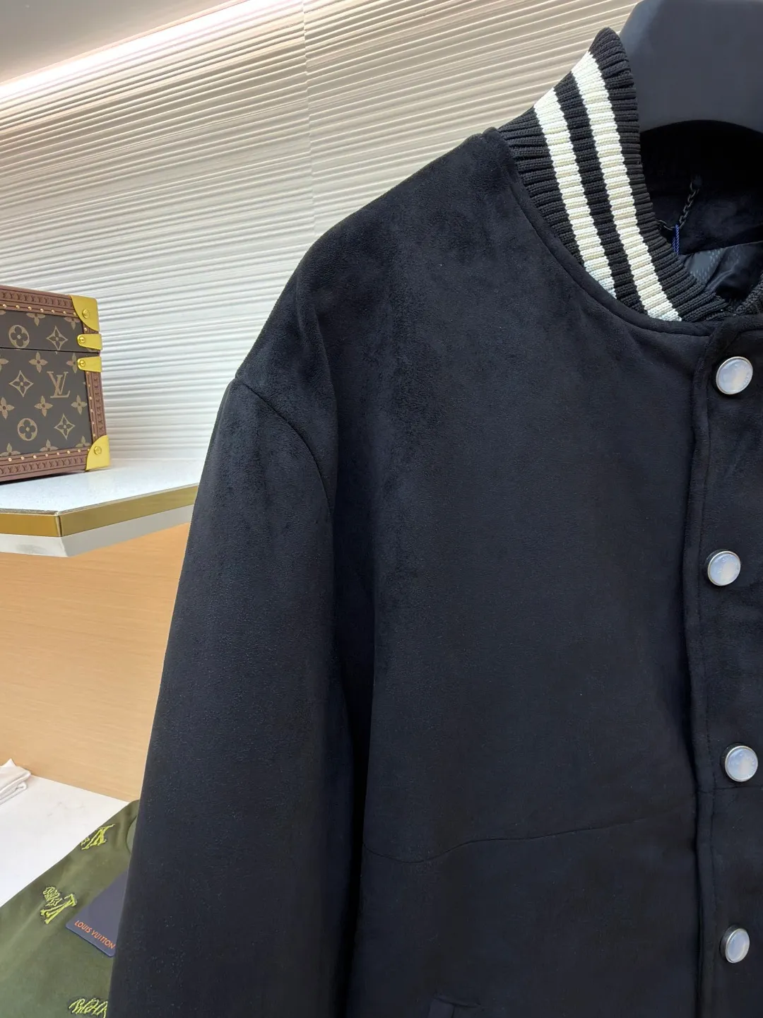 LOUISVUITTON hot-drilled suede sheepskin jacket ●Original version: 50500 purchase and development ●Item number: 1680857-B70 ●Fabric: sheepskin fabric ●Technology: hot-drilled production ●Version: fitted version ●Weight: about 1135 grams ●Size: 46-48-50-52 ●Description: Carefully crafted from custom-made suede black sheepskin imported from Australia, with rhinestones and leather embroidery on the chest, black and white contrasting thread design on the collar, cuffs, and hem, and a snap placket. It can be matched with bottoms of the same season to create a fashionable look, and can be used in various occasions. Customized accessories. The overall wiring is straight and delicate, the fabric is comfortable and soft, and the color is consistent without color difference. It can be matched with the same style to create a fashionable look and control various occasions. Customized accessories, complete with three standards, same style for men and women!